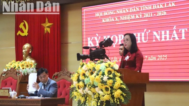Phó Bí thư Thường trực Tỉnh ủy, Chủ tịch Hội đồng nhân dân tỉnh Đắk Lắk Cao Thị Hòa An phát biểu khai mạc kỳ họp.
