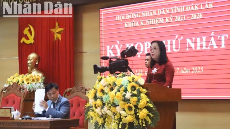 Phó Bí thư Thường trực Tỉnh ủy, Chủ tịch Hội đồng nhân dân tỉnh Đắk Lắk Cao Thị Hòa An phát biểu khai mạc kỳ họp.