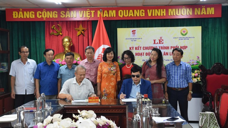 Lễ ký kết phối hợp hoạt động tri ân liệt sĩ.