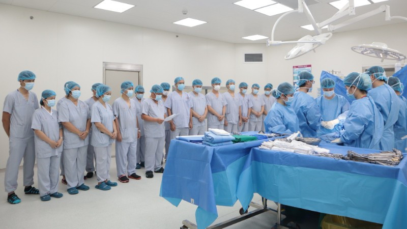 Các bác sĩ tri ân người hiến tạng trước khi thực hiện lấy đa tạng từ người hiến.
