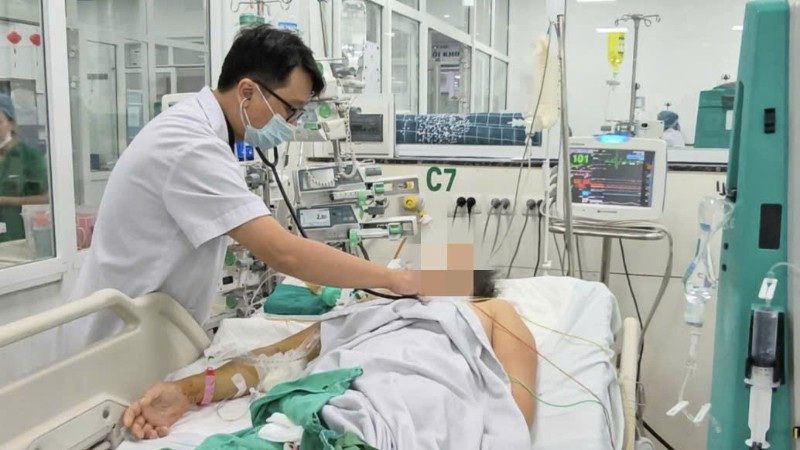 Bác sĩ thăm khám cho người bệnh mắc sốt xuất huyết. 