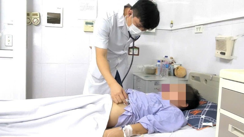Bác sĩ Lê Văn Thiệu khám cho người bệnh. 