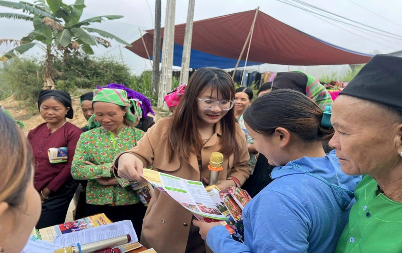 Tuyên truyền cho bà con tại các địa bàn ở vùng cao. 