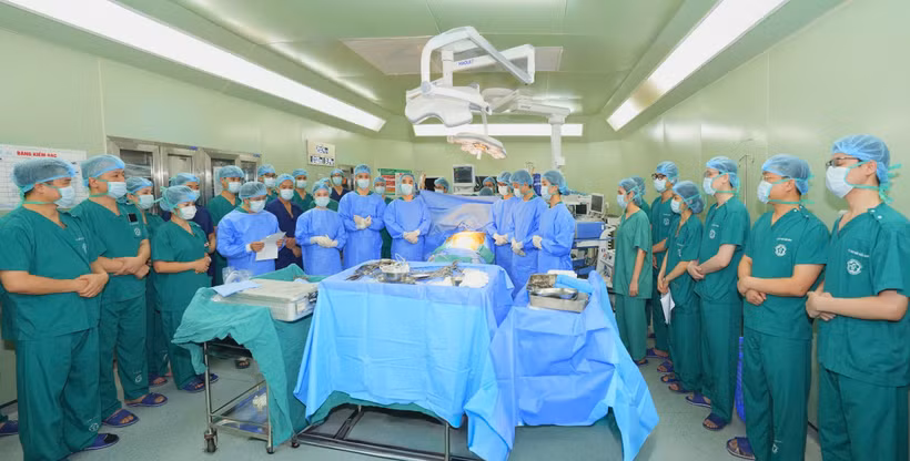 Các bác sĩ kính cẩn nghiêng mình trước nghĩa cử cao đẹp của người hiến tạng. (Ảnh: BVCC)