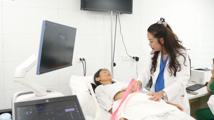 Người bệnh được thăm khám tại Bệnh viện Phụ sản Trung ương. 