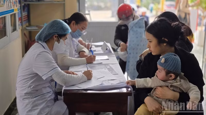 Khám sàng lọc cho trẻ trước khi tiêm vaccine. 