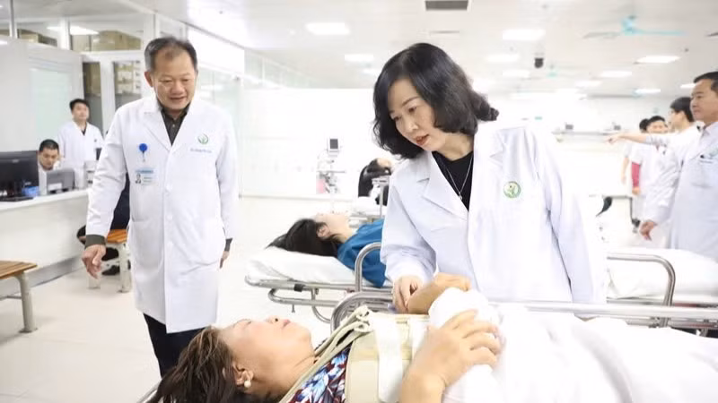 Bộ trưởng Y tế Đào Hồng Lan thăm hỏi người bệnh tại Bệnh viện Hữu nghị Việt Đức.