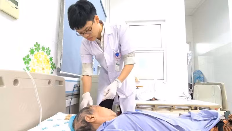 Bệnh viện Bệnh Nhiệt đới Trung ương vừa tiếp nhận và điều trị cho bà N.T.Q (78 tuổi, trú tại Bắc Ninh).