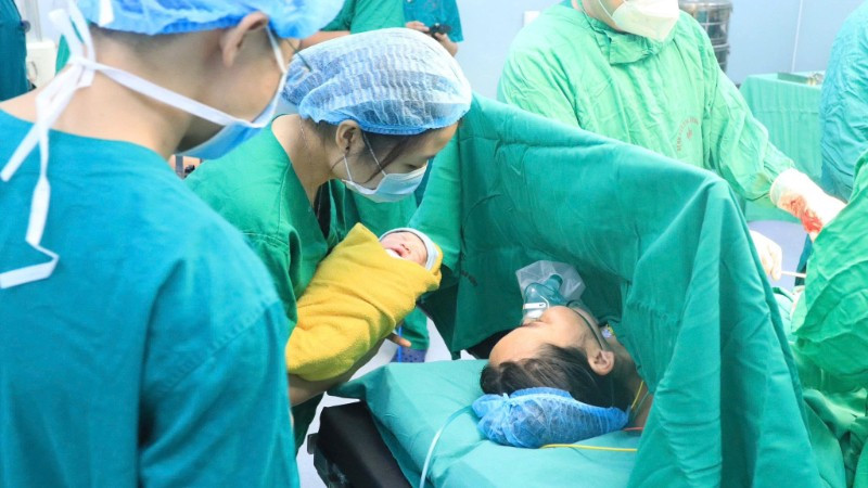 Trẻ sơ sinh được kề sát mẹ rồi được đưa về Bệnh viện Phụ sản Trung ương chăm sóc. 