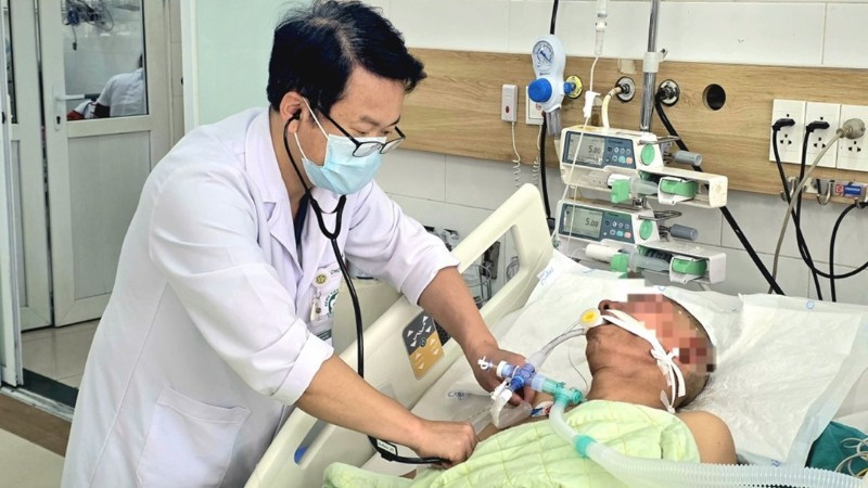 Bác sĩ Trung tâm Chống độc, Bệnh viện Bạch Mai đang điều trị tích cực cho người bệnh.