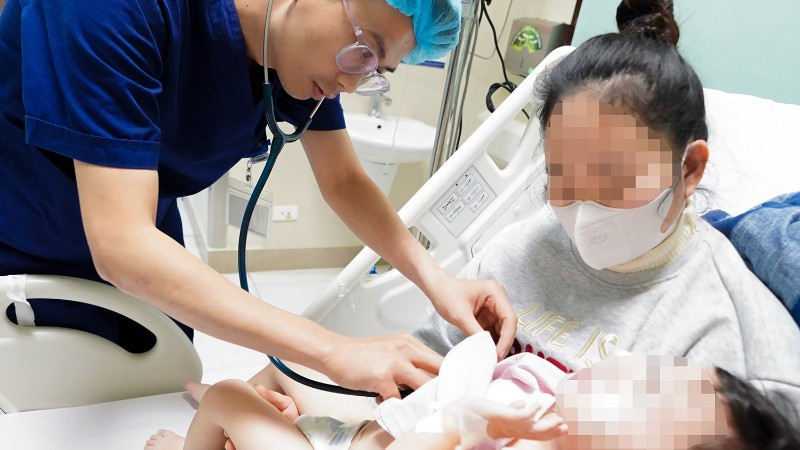 Bác sĩ thăm khám cho bệnh nhi.