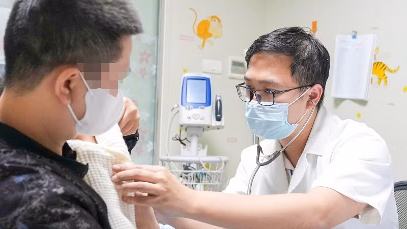 Bệnh nhi được thăm khám, theo dõi sát sao theo chiến lược điều trị nhiều giai đoạn.