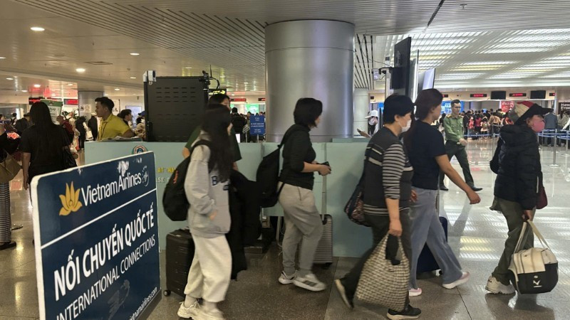 Hành khách nhập cảnh khu vực nhà ga quốc tế sân bay Tân Sơn Nhất (Ảnh: QUÝ HIỀN)