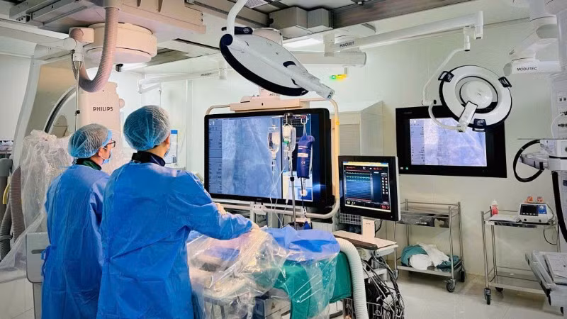 Các bác sĩ can thiệp cho người bệnh kịp thời.