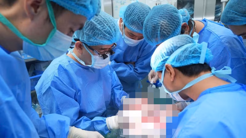 Các bác sĩ tiến hành phẫu thuật ghép gan cho người bệnh. 