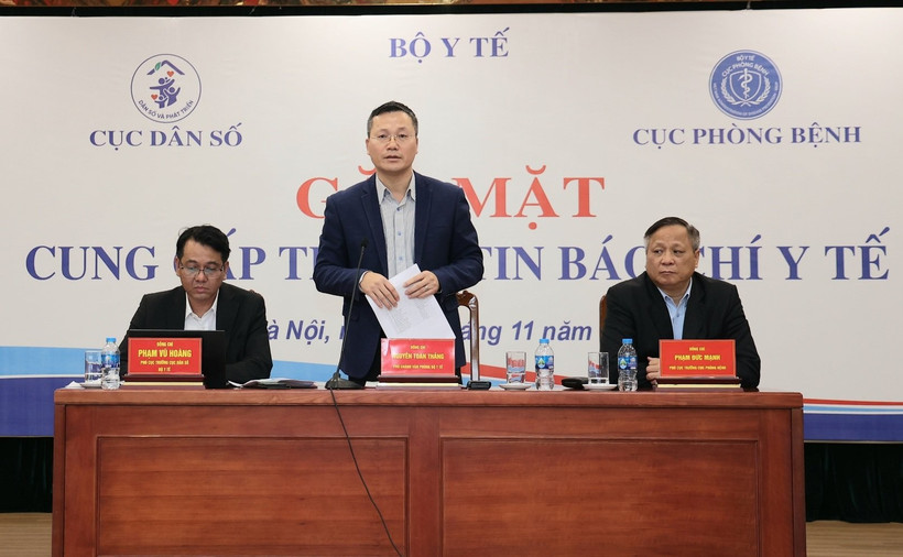 Đại diện Bộ Y tế cung cấp thông tin cho báo chí.