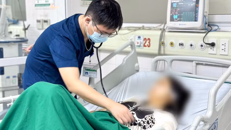 Bác sĩ thăm khám cho người bệnh. 