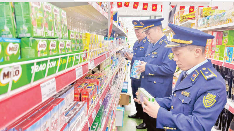 Lực lượng Quản lý thị trường tỉnh Hà Tĩnh kiểm tra hoạt động kinh doanh trên địa bàn. (Ảnh: QUYÊN LƯU)