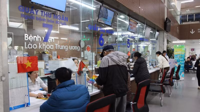 Bệnh nhân đến khám tại Bệnh viện Lão khoa Trung ương. 