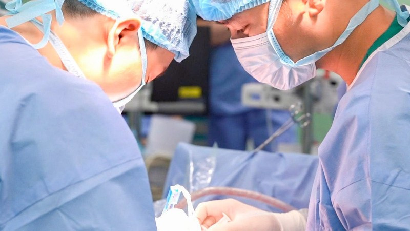 Bệnh viện Nhi Trung ương lần đầu tiên thực hiện kỹ thuật cắt rễ thần kinh lưng chọn lọc, dưới sự hướng dẫn của các chuyên gia Bệnh viện Alabama (Hoa Kỳ).