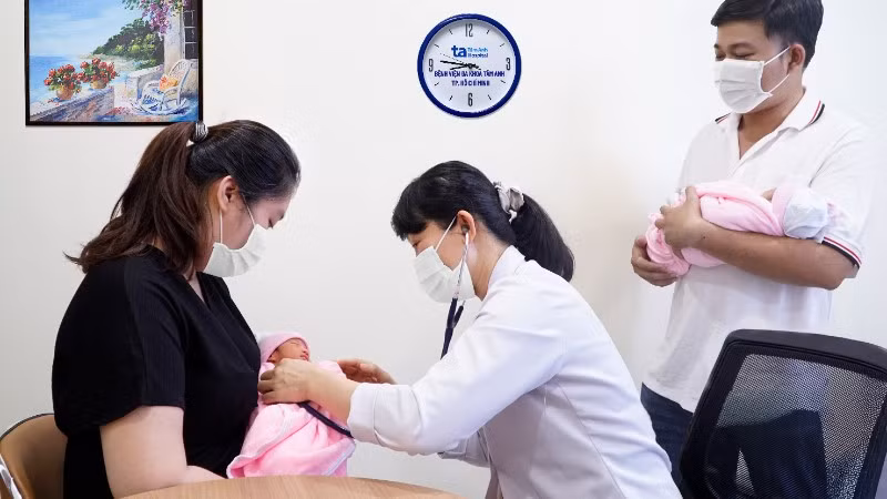 Những em nhỏ đầu tiên được tiêm kháng thể đơn dòng Nirsevimab của Sanofi.