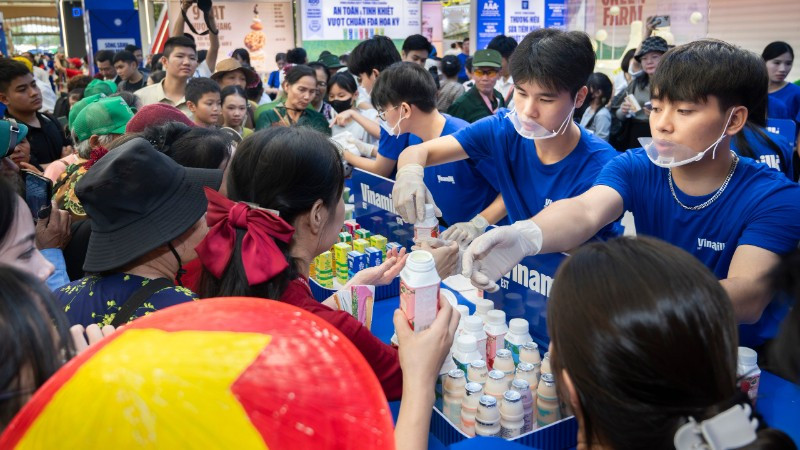 Rất đông du khách thưởng thức các sản phẩm sữa tươi ngon của Vinamilk.