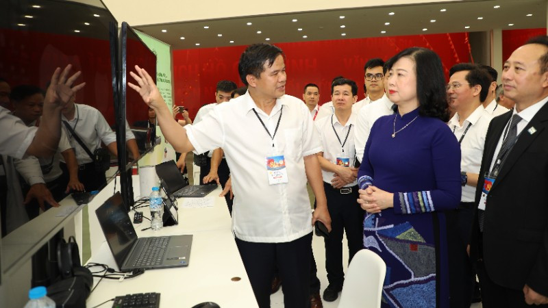 Bộ trưởng Y tế Đào Hồng Lan được Phó Giáo sư, Tiến sĩ Đào Xuân Cơ, Giám đốc Bệnh viện Bạch Mai giới thiệu về các ứng dụng mới của bệnh viện.