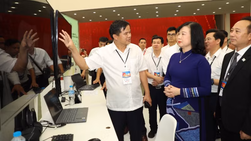 Bộ trưởng Y tế Đào Hồng Lan được Phó Giáo sư, Tiến sĩ Đào Xuân Cơ, Giám đốc Bệnh viện Bạch Mai giới thiệu về các ứng dụng mới của bệnh viện.