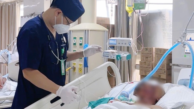 Bệnh nhân N.H.T (31 tuổi, Hưng Yên) tại phòng Hồi sức tích cực 2, Trung tâm Gây mê và Hồi sức ngoại khoa, Bệnh viện Hữu nghị Việt Đức.