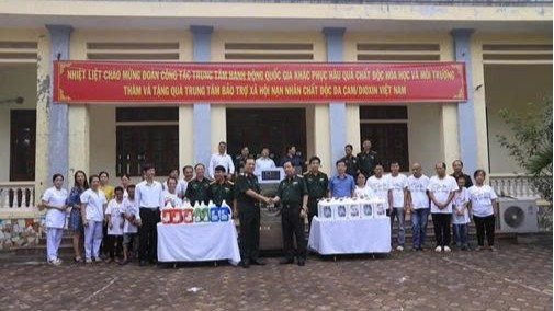 Tổng giám đốc Trung tâm hành động quốc gia khắc phục hậu quả chất độc hóa học và môi trường tặng quà cho các nạn nhân tại Trung tâm bảo trợ xã hội nạn nhân chất độc da cam.