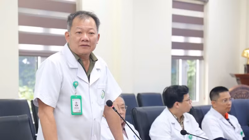 Phó Giáo sư, Tiến sĩ, bác sĩ Dương Đức Hùng, Giám đốc Bệnh viện Hữu nghị Việt Đức.