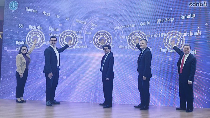 Các đại biểu ấn nút khởi động "Chương trình truyền thông, giáo dục sức khỏe về phòng bệnh bằng vaccine, sinh phẩm giai đoạn 2025-2027".