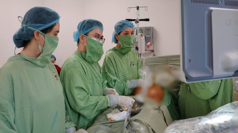 Tiến sĩ, bác sĩ Phan Huyền Thương, Phó Giám đốc Phụ trách Trung tâm Can thiệp bào thai thực hiện kỹ thuật dẫn lưu màng phổi cho bào thai. 