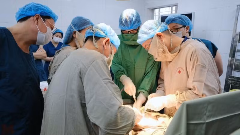 Các bác sĩ tiến hành phẫu thuật lấy thai và loại bỏ khối u cho sản phụ. 