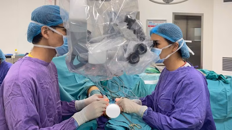 Phẫu thuật tạo hình-vi phẫu ngón tay cho người bệnh. 