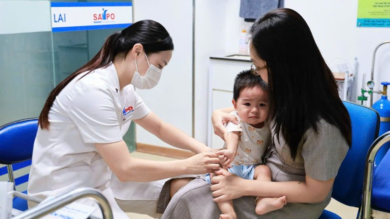 Tiêm phòng cúm cho trẻ.