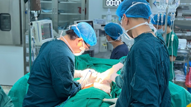 Loại bỏ khối u xơ khổng lồ cho bệnh nhân.