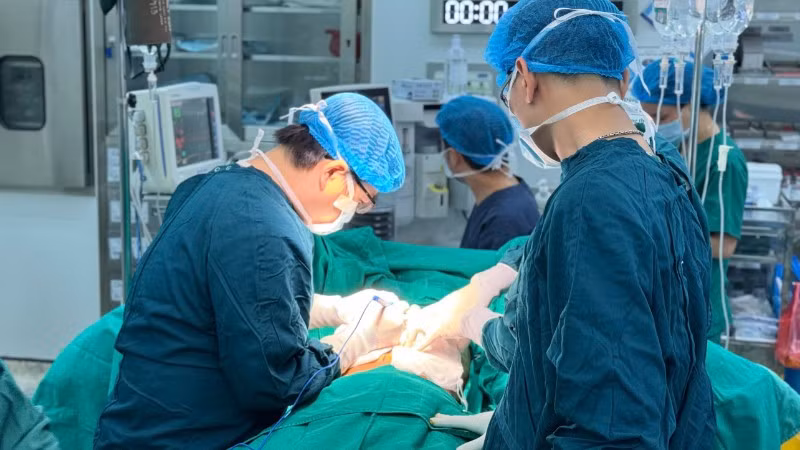 Loại bỏ khối u xơ khổng lồ cho bệnh nhân.