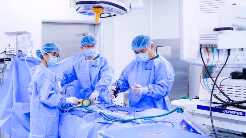 Thạc sĩ, bác sĩ chuyên khoa I Huỳnh Bá Tấn phẫu thuật cho bệnh nhân.