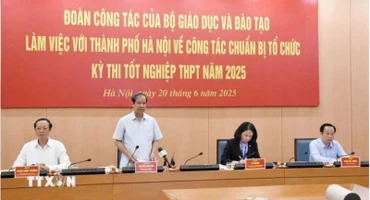 Bộ trưởng Giáo dục và Đào tạo Nguyễn Kim Sơn phát biểu chỉ đạo tại buổi làm việc. (Ảnh: Nguyễn Cúc/TTXVN)