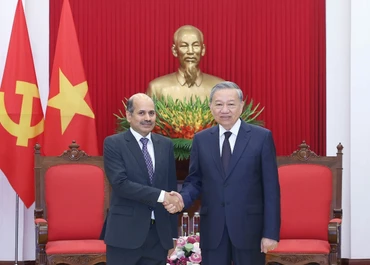 Tổng Bí thư Tô Lâm tiếp Đại sứ Ấn Độ tại Việt Nam Sandeep Arya. (Ảnh: TTXVN)