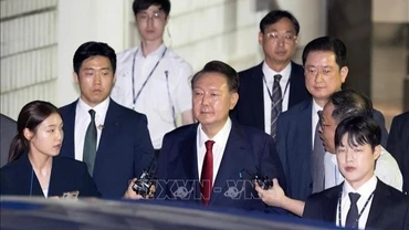 Cựu Tổng thống Hàn Quốc Yoon Suk Yeol (giữa) sau phiên tòa ở Seoul ngày 9/7/2025. (Ảnh: Yonhap/TTXVN)