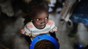 Trẻ em chờ nhận bữa trưa ở Juba, Nam Sudan ngày 15/8/2011. (Ảnh: Xinhua)