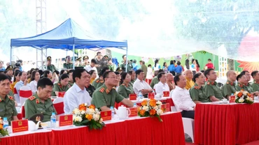 Các đồng chí lãnh đạo Bộ Công an và tỉnh Hà Tĩnh dự Ngày hội Toàn dân bảo vệ an ninh Tổ quốc tại xã Việt Xuyên.