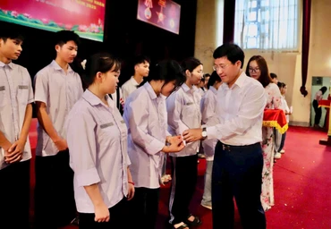 Đại diện Ủy ban Mặt trận Tổ quốc tỉnh Điện Biên trao kinh phí hỗ trợ học sinh có hoàn cảnh khó khăn trước kỳ thi tốt nghiệp trung học phổ thông năm 2025.