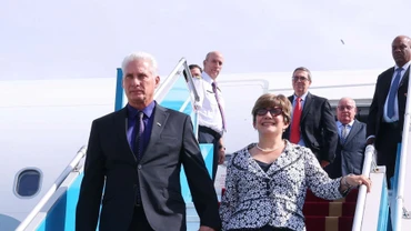 Bí thư Thứ nhất, Chủ tịch nước Cuba Miguel Díaz-Canel Bermúdez và Phu nhân đến Sân bay quốc tế Nội Bài, Hà Nội. (Ảnh: TTXVN)