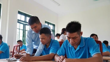 Học viên tại Cơ sở cai nghiện ma túy tỉnh Điện Biên trong giờ học chữ.