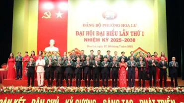 Các đồng chí lãnh đạo Trung ương và tỉnh chụp ảnh lưu niệm với các đồng chí Ban chấp hành Đảng bộ phường Hoa Lư, nhiệm kỳ 2025-2030. (Ảnh: Trường Giang)