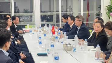 Chủ tịch Ủy ban Trung ương Mặt trận Tổ quốc Việt Nam Đỗ Văn Chiến làm việc với Hiệp hội Doanh nhân và Đầu tư Việt Nam-Hàn Quốc. (Ảnh: VKBIA)