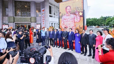 Ngoài gây ấn tượng mạnh với công chúng bằng những tác phẩm sơn mài khổ lớn đầy công phu, triển lãm tranh sơn mài “Mùa xuân Độc lập” còn khẳng định sức mạnh của văn hóa trong công tác tuyên truyền, giáo dục truyền thống cách mạng.